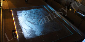 Лазерная гравировка на закаленном стекле. 1450х1950 мм. Элемент интерьера сауны с подсветкой