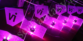 Сиреневая подсветка лазерной гравировки на настольных табличках для переговорных комнат, для офисов и кабинетов