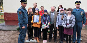 Памятная доска с лазерной гравировкой на качественной шлифованной нержавейке размером 700х500х3мм установлена на улице.