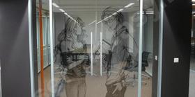 Стеклянные двери. Входные группы. Двери входные. Фото стекло лазерный рисунок. Фото дверей. Лазерная гравировка в экстерьере