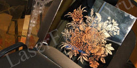 Шкафы с рисунком на зеркале. Цветок в зеркале. Гравировка на зеркале фото.