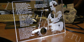 Цой. Гравировка на оргстекле 300х200х8мм. Подсветка в настольном держателе.