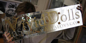 Зеркало с золотым рисунком. Вензеля, буквы, логотипы