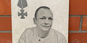 Герою России СВО изготовлена памятная табличка на керамограните 300х500х10 мм