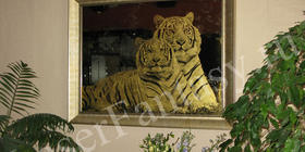 Картина в багете с лазерной гравировкой и сусальным золотом в интерьерах жилых и коммерческих помещениях