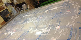 AVIATOR – гравировка логотипа и координатной сетки на оргстекле PLEXIGLASS очень большого размера: 2970 х 1850 х 20 мм.