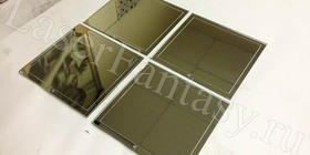 Оформление зеркальной стены с помощью лазерной гравировки рамочки и розочки в утончённом стиле на маленьких зеркалах: 201х216х4мм.