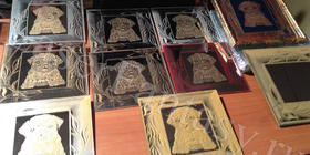 Подарок на новый 2018 год – собака  на зеркале выполнена лазерной гравировкой.