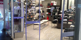 В интерьере ТЦ Мега Белая Дача Lacoste - гравирока антенн