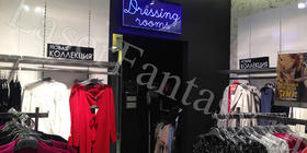 Лазерная гравировка с подсветкой в интерьере магазина - вывеска из оргстекла 910х310х8мм.