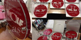 Услуги гравировки в Москве. Красный круглый наградной диплом Вольф из стекла лакобель Д=300мм.