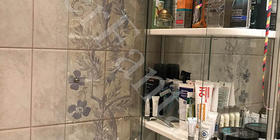 В интерьере ванной комнаты отделка мебельной дверки гравировкой 275х930мм