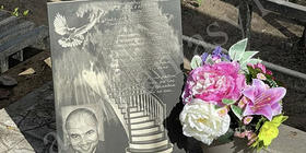 Изготовление памятной доски из керамогранита 300х400 мм в необычном дизайне