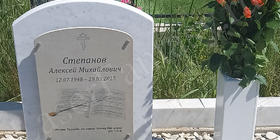 Оформление керамогранитом памятника с овальным верхом